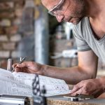 Industriarbetare läser av skiss